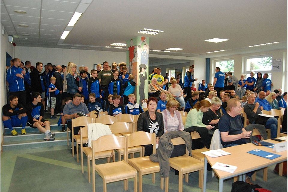 Mehr als 100 Gäste: Mitglieder von Blau-Weiß Petershagen-Eggersdorf protestierten gegen die Kündigung des Vertrages.  ©Mathias Scherfling
