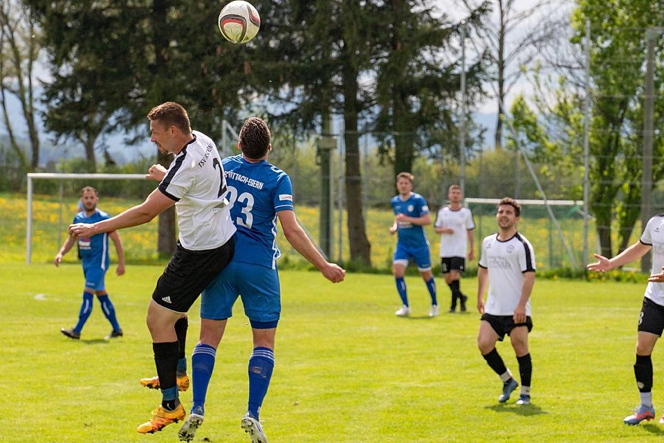 Durchwachsenes Duell: Der TSV Irschenberg (in Weiß) und der FC Rottach-Egern (in Blau) trennten sich 1:1.