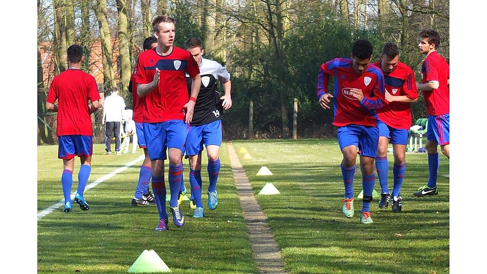 Das Warm-up ist vor jeder Partie wichtig. Der JFV ist heiß auf das Derby gegen Nordwest. Foto: Volker Schmidt