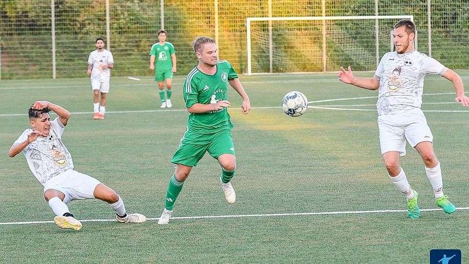 Der SV Gremberg Humboldt 60/62 (in weiß) setzte mit dem deutlichen 7:2-Sieg gegen den VfR Sinnersdorf 1928 ein Ausrufezeichen.