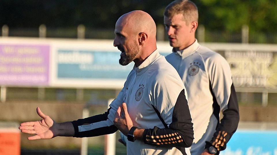 Gibt Anweisungen: U21-Nationaltrainer Antonio Di Salvo erklärt gemeinsam mit Sven Bender (im Hintergrund) der U 19 des VfB Hallbergmoos eine Übung.