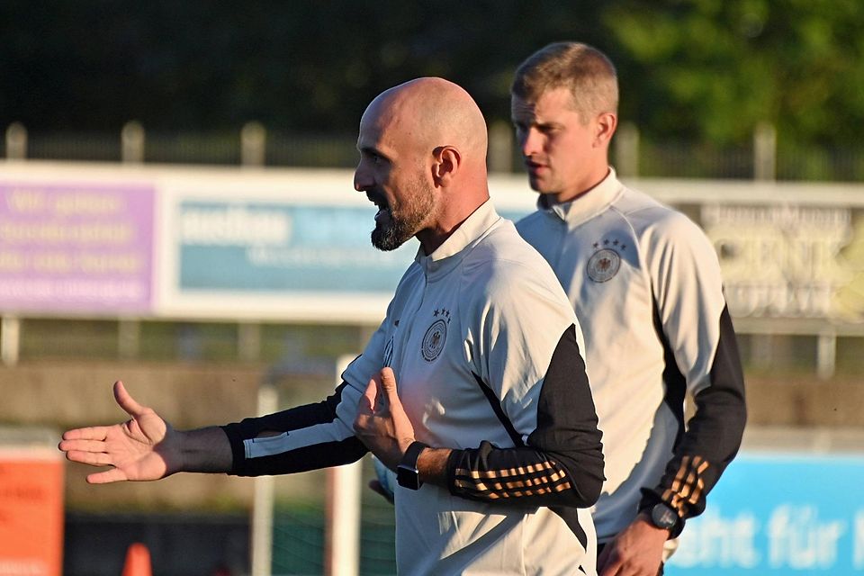 Gibt Anweisungen: U21-Nationaltrainer Antonio Di Salvo erklärt gemeinsam mit Sven Bender (im Hintergrund) der U 19 des VfB Hallbergmoos eine Übung.
