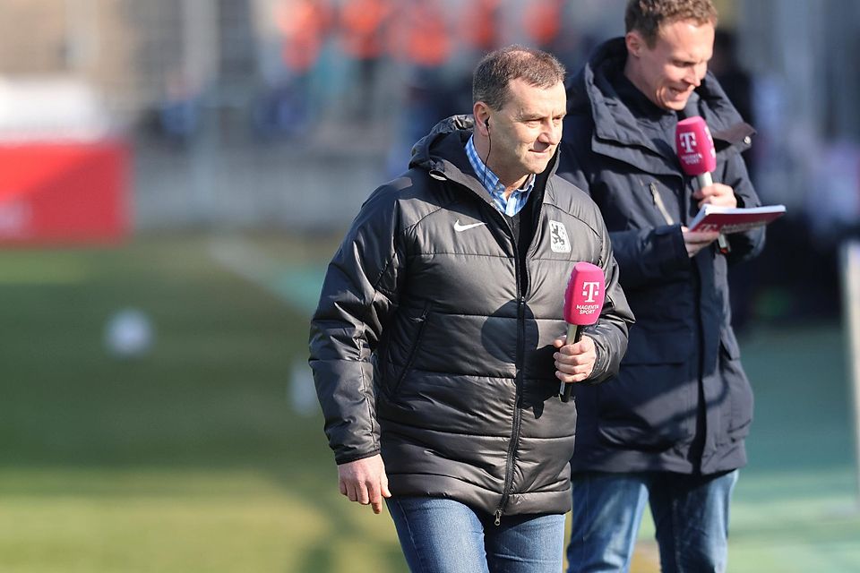 NLZ-Chef Manfred Paula vom TSV 1860 hält ein MagentaSport-Mikrofon in der Hand.