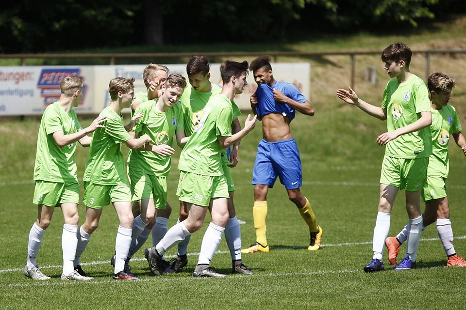 Grenzenloser Jubel herrschte bei der U17 vom JLZ Emsland nach dem Aufstieg in die Regionalliga Nord. Foto: Lars Schröer