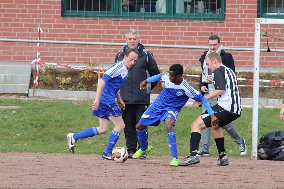 Einen Auswärtserfolg feierte der FC Scheven, bei dem auch Mamadou Aliou Diallo (M.) traf. Foto: Brackhagen