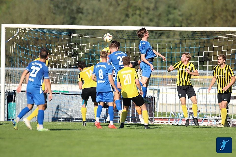 Im Hinspiel zog der FC Dingolfing (in blau) gegen die DJK Vornbach mit 1:2 den Kürzeren 