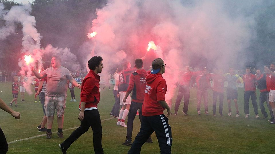 Sulzer Fans feiern den Aufstieg. Pyro-Knaller gehören offenbar auf Kreisliga-Niveau mittlerweile auch schon dazu.... Foto: Bäuerle