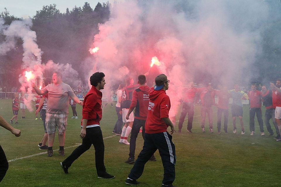 Sulzer Fans feiern den Aufstieg. Pyro-Knaller gehören offenbar auf Kreisliga-Niveau mittlerweile auch schon dazu.... Foto: Bäuerle