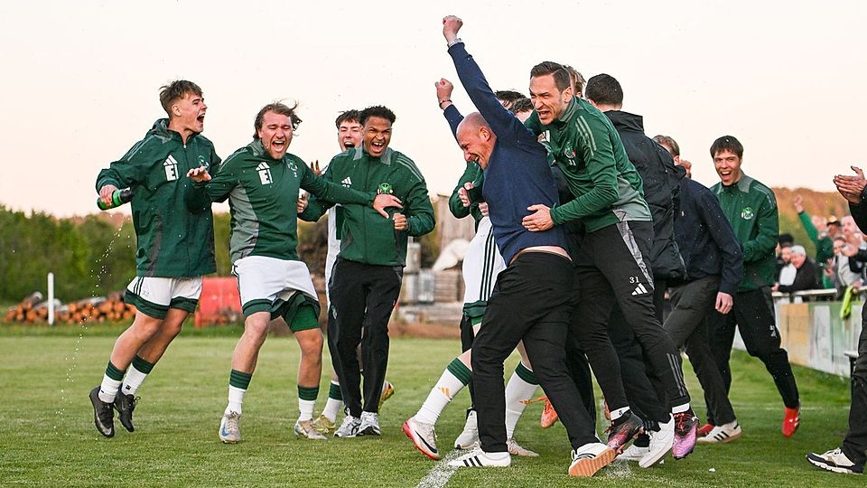 Mit dem Schlusspfiff kannte die Freude bei der DJK Ammerthal am Mittwochabend keine Grenzen mehr. Mittendrin Trainer Tobias Rösl (blaues Oberteil).