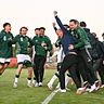 Mit dem Schlusspfiff kannte die Freude bei der DJK Ammerthal am Mittwochabend keine Grenzen mehr. Mittendrin Trainer Tobias Rösl (blaues Oberteil).