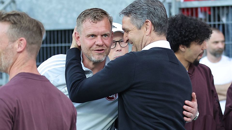 Nürnbergs Nachwuchs-Chef Dieter Frey gratuliert Meistercoach Andreas Wolf (2.v.li.).