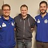 Johannes Krammer (links) und Manuel Gleißner (rechts) freuen sich, mit Daniel Friedl (Mitte) zur neuen Saison einen Trainer gefunden zu haben, der gut zur SG Pertolzhofen/Niedermurach passt. 