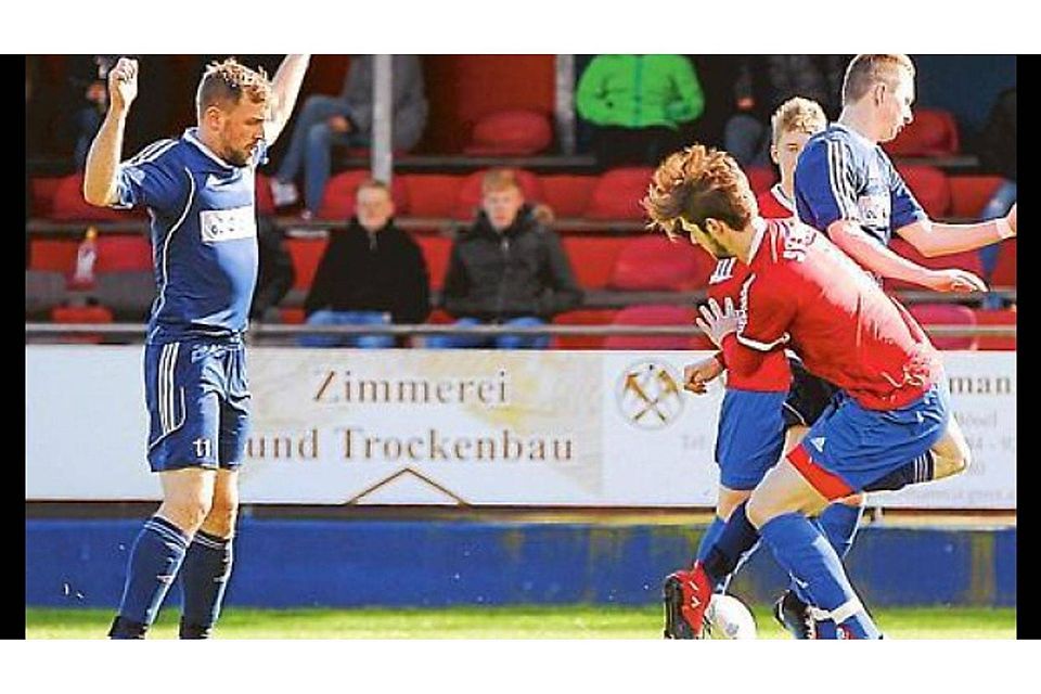 Auch dieses Stopp-Signal durch Sören Schiller (links) von BW Ramsloh half nichts: Am Ende siegte der Gastgeber SV Bösel (in Blau-Rot) mit 2:0. Olaf Klee
