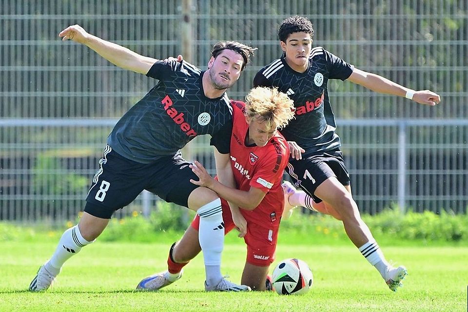 Altenstrasser (links), da Silva-Freundorfer und die Fortuna Regensburg jubelten in Neumarkt.