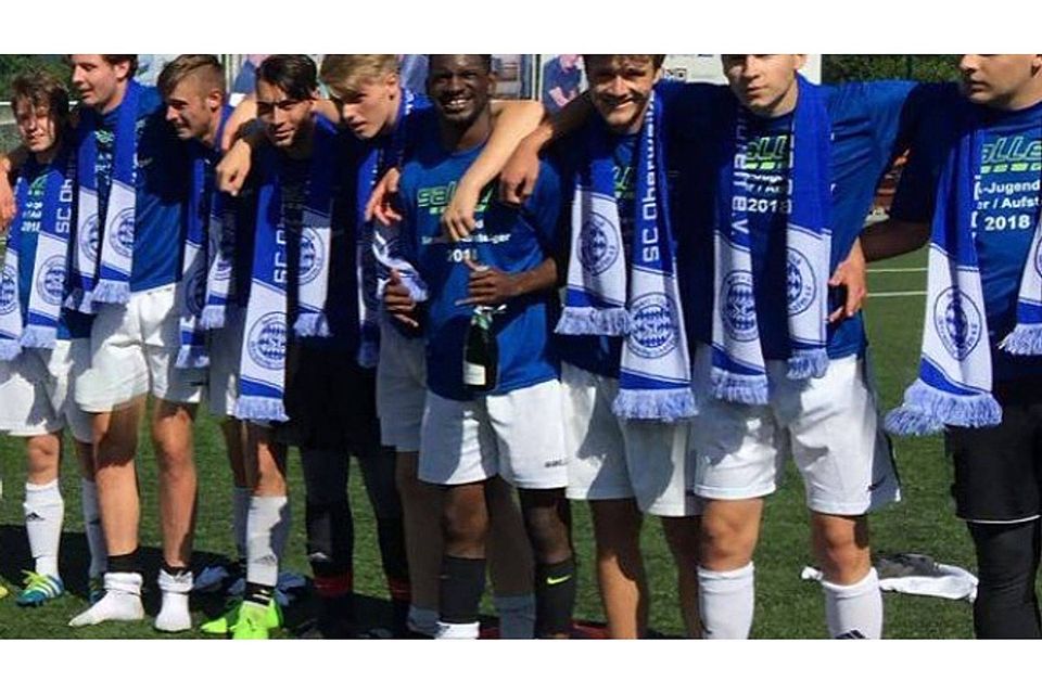 Sie haben Vereinsgeschichte geschrieben: Oberweikertshofens U19-Elf steigt in die Bezirksoberliga auf. F: tb-foto