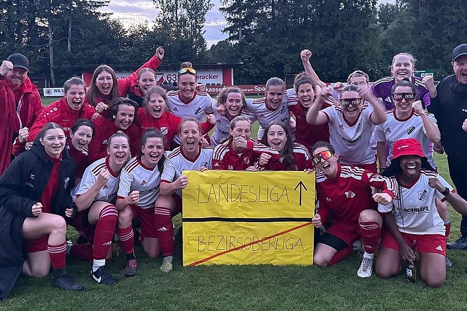 Die Rot-Weißen jubeln nach dem vorzeitigen Meisterschaftsgewinn und der Rückkehr in die Landesliga.
