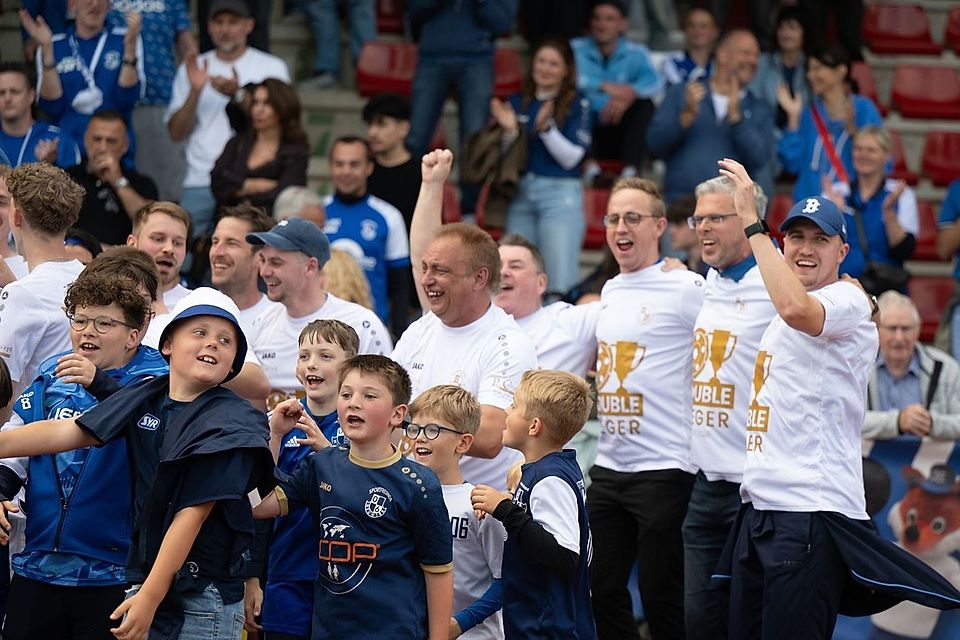 Der Jubel der Neuwerker mit ihren Fans kannte kaum Grenzen. Der Jubel der Neuwerker mit ihren Fans kannte kaum Grenzen.