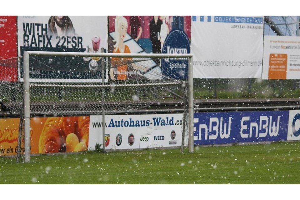 Schneetreiben im Wiesental, dennoch soll das Spiel Ravensburg gegen die Stuttgarter Kickers stattfinden. Foto: Alexander Tutschner