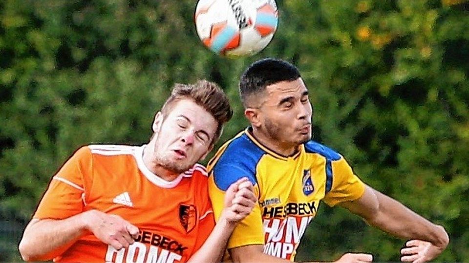Luftkampf: Der Kisdorfer Jeremy Schalk (links) im Kopfballduell mit Todesfeldes Dusan Yasin Yalcin. Foto:Göttsche