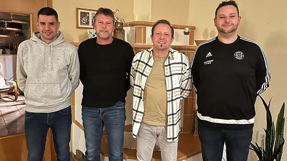 Nach vier Jahren Roding zieht es Adi Götz (2. v. r.) diesen Sommer weiter zum FC Wernberg. Hier wird er umrahmt vom neuen Team in der Wernberger Fußballabteilung.