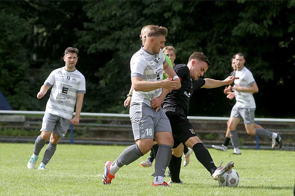 Dieses Duell aus dem Hinspiel gab es auch beim 4-0 - Marcel Reinke (Suchsdorfer SV) am Ball gegen Jerome Rose (Preetzer TSV).