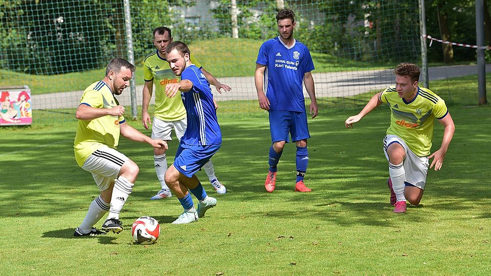 Einen ersten Fingerzeig lieferte das Turnier mit vier Teams aus der Kreisklasse. Dabei setzte sich Kreisliga-Absteiger Moosen (gelbe Trikots) gegen Aspis Taufkirchen im Finale durch.