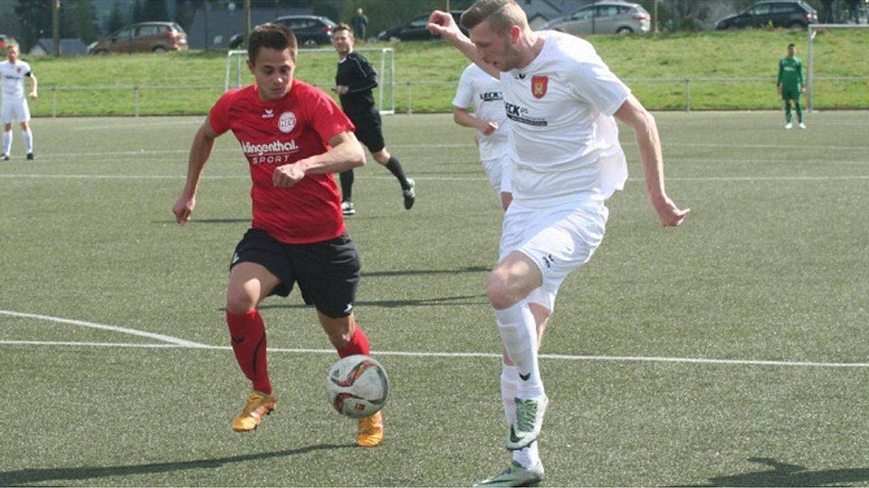 Gefordert: Willi Lemke (l.) und der Hövelhofer SV dürfen sich im Abstiegskampf nichts mehr erlauben. F: Lars Lange