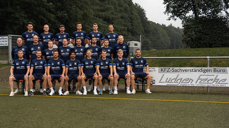 Der SCV Neuenbeken II mit Trainer Thomas Braun (mittlere Reihe l.) präsentiert sich neu eingekleidet für die anstehende Spielzeit. 