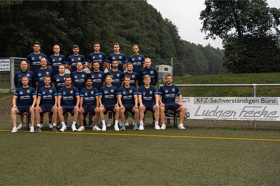 Der SCV Neuenbeken II mit Trainer Thomas Braun (mittlere Reihe l.) präsentiert sich neu eingekleidet für die anstehende Spielzeit. 