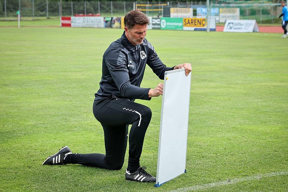 Tüftelt fleißig an der Taktiktafel: Patrick Glöckner.