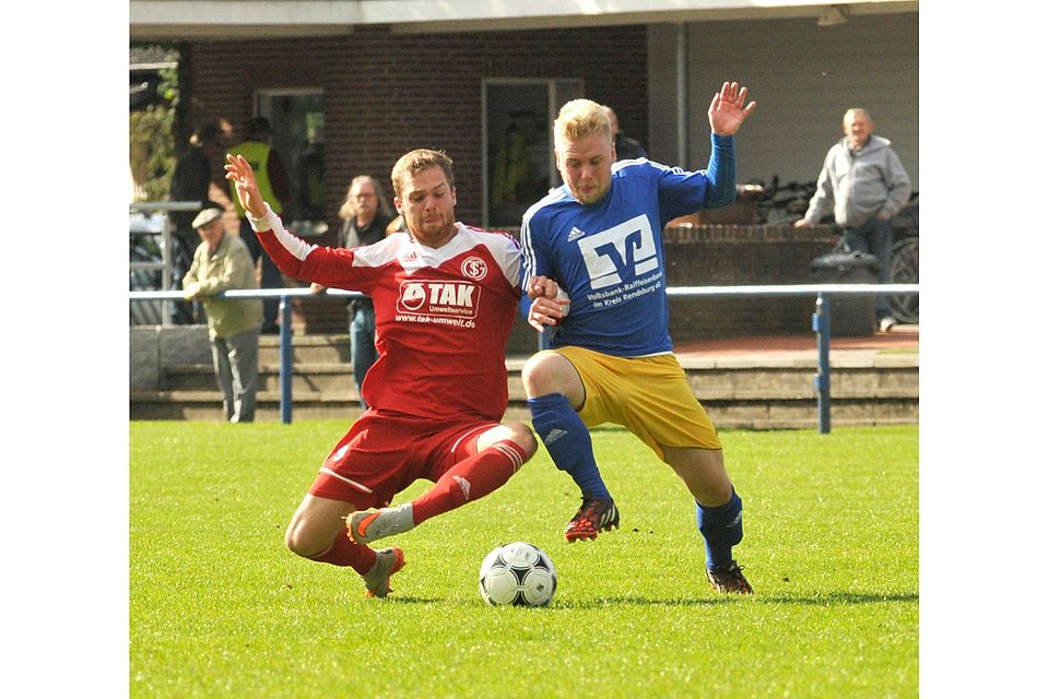 Fällt gegen den TSV Klausdorf aus: Schönkirchens Toptorschütze Dennis Wedemann (links). Foto: Hobke