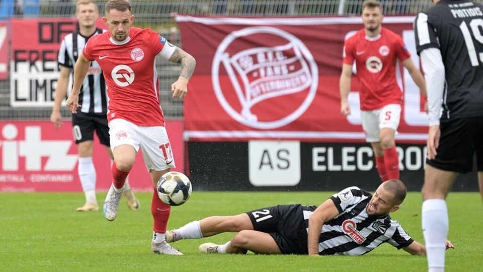 Typische Körperhaltung: Ivo Colic (rechts) warf sich in jeden Zweikampf, seine Kollegen taten es ihm gleich.