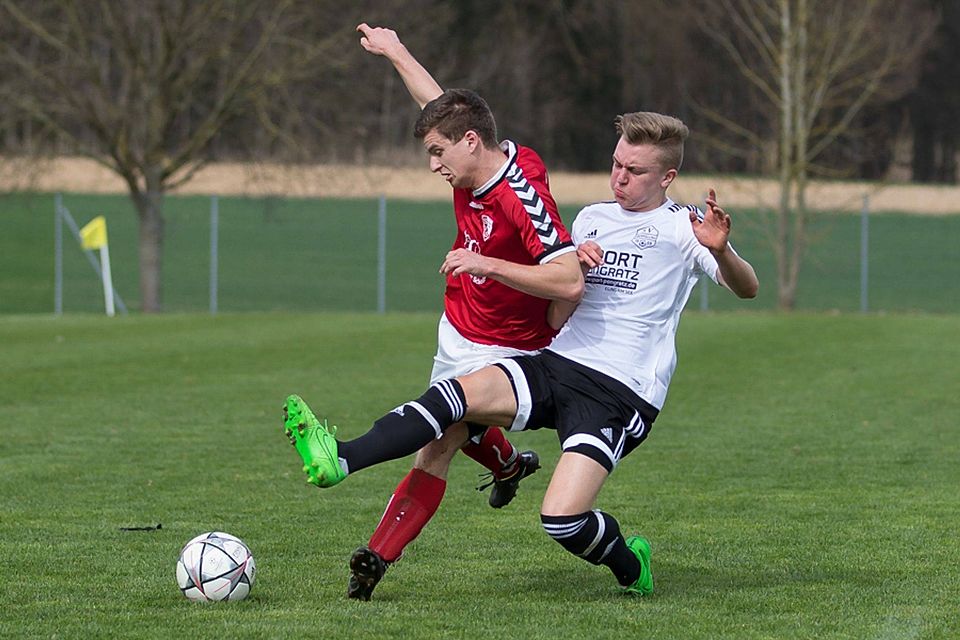 Michael Schiefer (re.) und sein SV Oberpolling ist im Jahr 2016 noch ungeschlagen - diese Serie soll auch gegen den FC Vilshofen halten.F: Hönl
