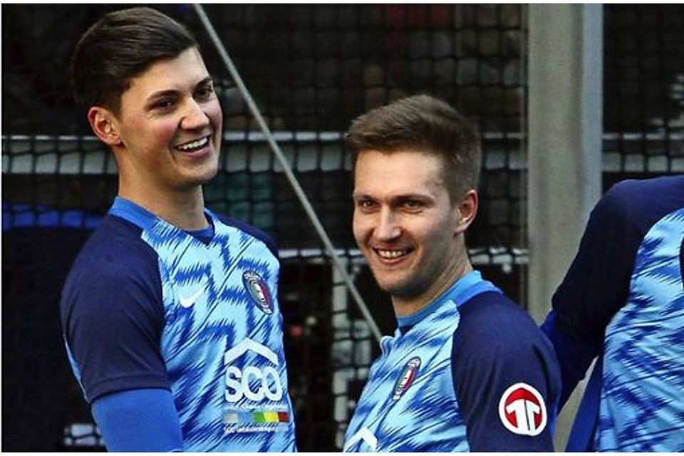 Der Torschütze Bastian Joas und Zvonimir Zivic (von links) freuen sich über den Echterdinger Siegtreffer.