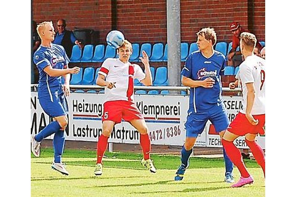 Der FC Lastrup (blaue Trikots) reist an diesem Sonntag zum SV Molbergen. Zuletzt verlor der FCL sein Heimspiel gegen den SV Petersdorf (weißes Trikot) 1:2. Jürgen Schultjan