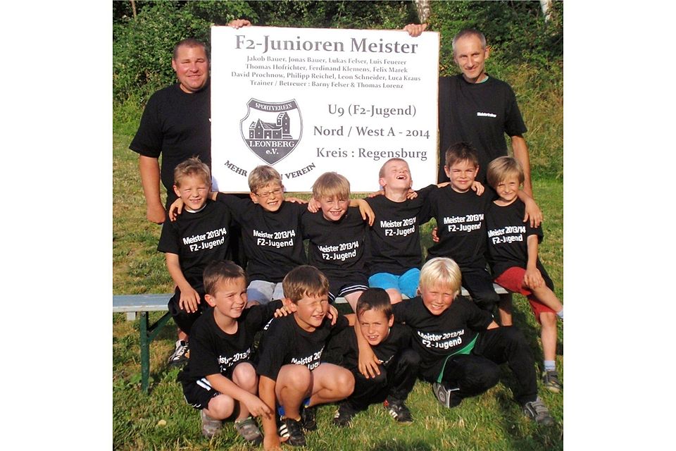 Die r F 2-Junioren des SV Leonberg mit Trainer und Betreuer.