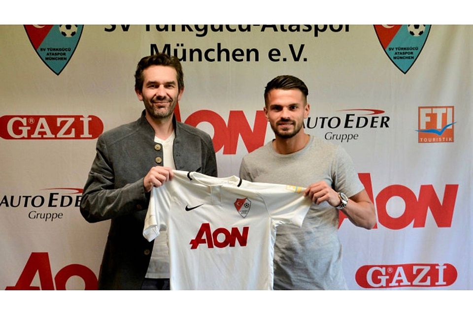 Kasim Rabihic (re.) streift künftig das Trikot des SV Türkgücü-Ataspor München über   Foto: Verein