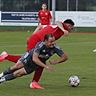 Andreas Neumeier (graues Trikot) vom TSV Peiting im Zweikampf mit Ludwig Schranner vom MTV Dießen im Finale der Gruppe West im Toto-Pokal. Dießen gewann mit 2:1.