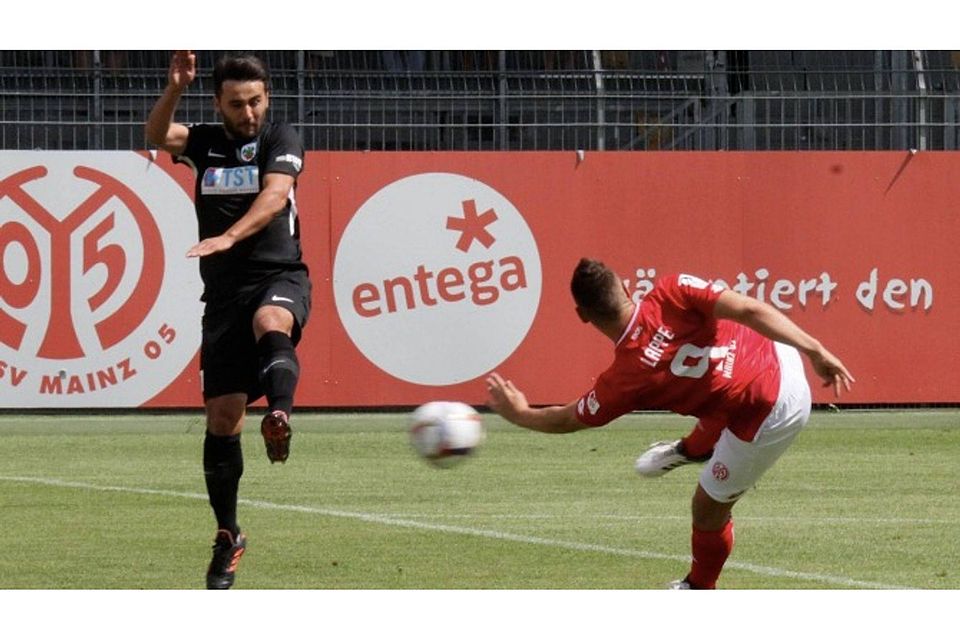 Fuß davor: Wormate Eugen Gopko (links) streckt sich, um den Drehschuss des Mainzers Karl Heinz Lappe zu blocken. Foto : hbz / Jörg Henkel Fuß davor: Wormate Eugen Gopko (links) streckt sich, um den Drehschuss des Mainzers Karl Heinz Lappe zu blocken. Foto : hbz / Jörg Henkel