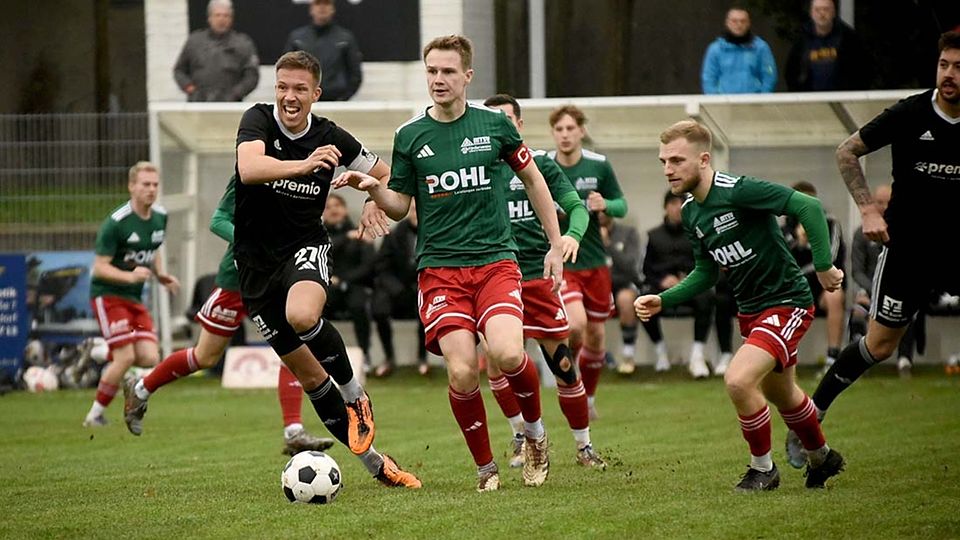 Tjark Sievers (Hohenwestedt) im Duell mit Jonah Gieseler (Heider SV) erzielte den zweiten MTSV-Treffer.