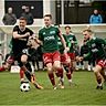Tjark Sievers (Hohenwestedt) im Duell mit Jonah Gieseler (Heider SV) erzielte den zweiten MTSV-Treffer.