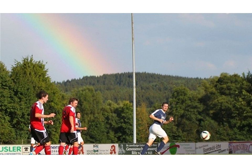 Auch der Regenbogen war Zeuge, als sich die Nachbarrivalen Rötz und Schönthal/Premeischl schon schiedlich, friedlich 0:0 trennten.Foto: Tschannerl