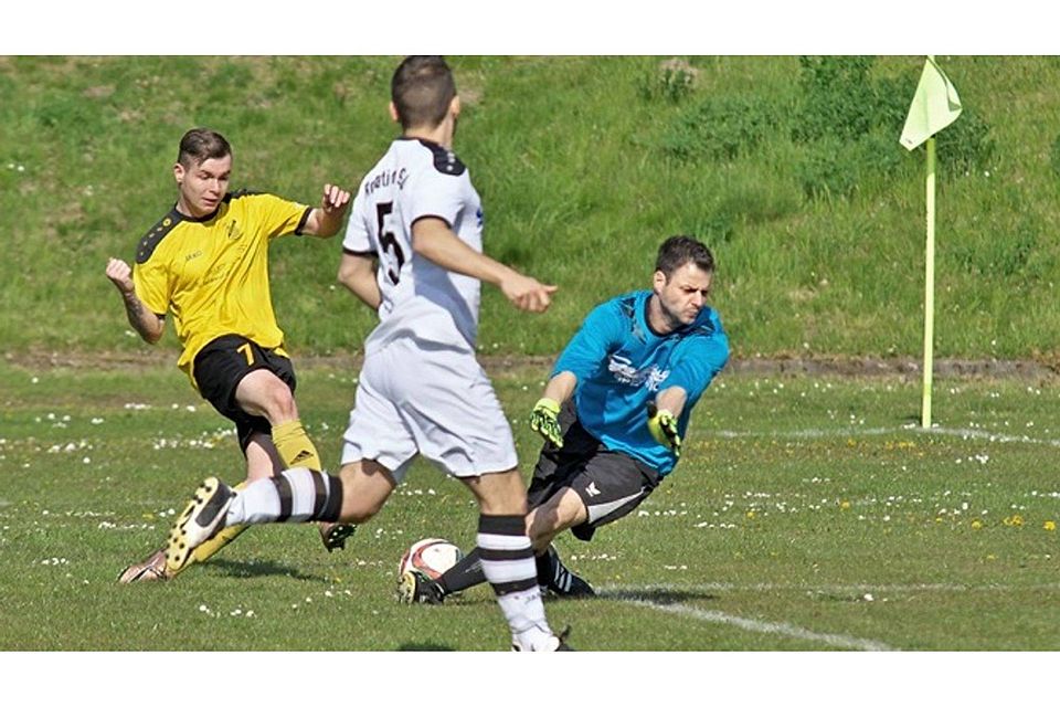 Nico Küchler (links, in gelb) und der SC Eintracht Schkeuditz trifft nach der Zwangspause am vergangenen Wochenende heute auf den Leipziger SV Südwest. F: Rossner Nico Küchler (links, in gelb) und der SC Eintracht Schkeuditz trifft nach der Zwangspause am vergangenen Wochenende heute auf den Leipziger SV Südwest. F: Rossner