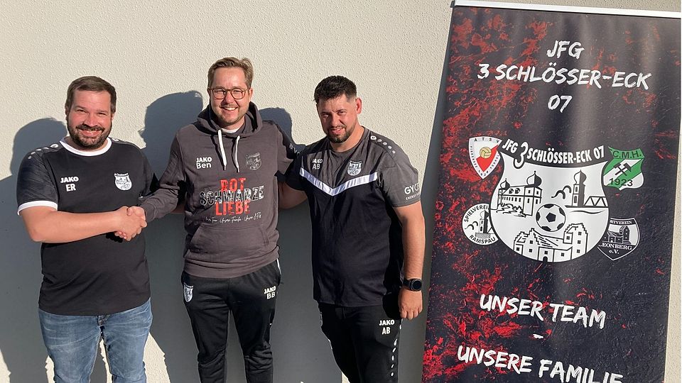1. Vorstand Ernst Riedl (links) und 2. Vorstand Andy Brandl (rechts) begrüßen den neuen sportlichen Leiter Ben Birzer