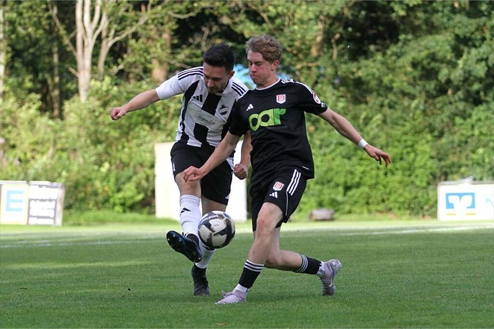 Szene aus dem Hinspiel zwischen Tim Markwardt (Heikendorfer SV) und Stian Sievers (re., MTV Dänischenhagen).