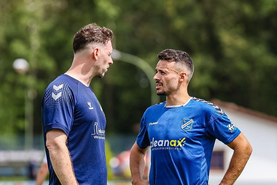 Will dranbleiben am TSV Ampfing vor dem direkten Duell der Verfolger am Wochenende: Geislings Spielertrainer Maximilian Hintermaier (r.), hier mit seinem Co Douglas Wilson.