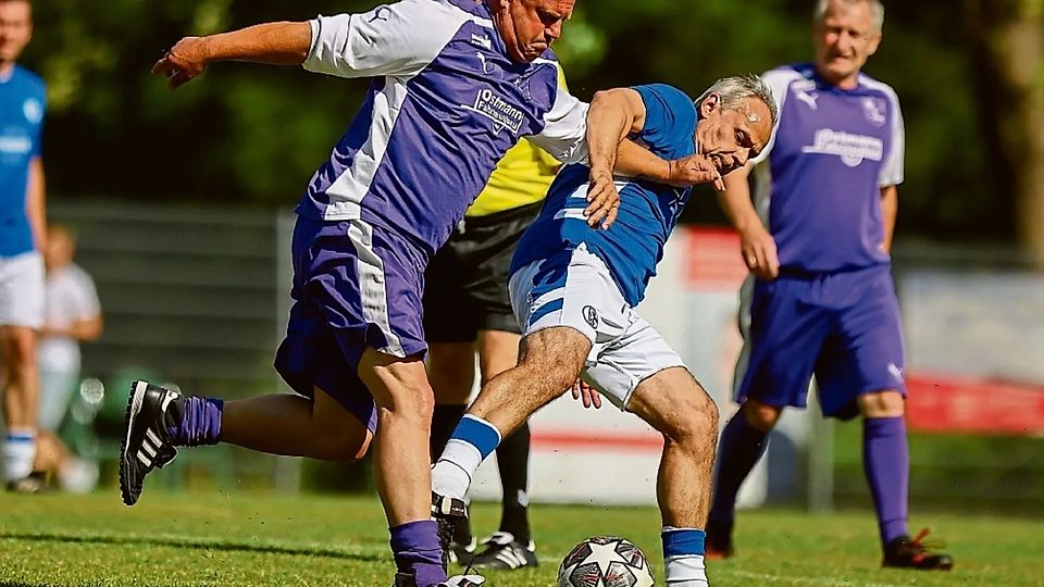 Olaf Thon (in Blau) spielt noch für die Schalker Legenden. 