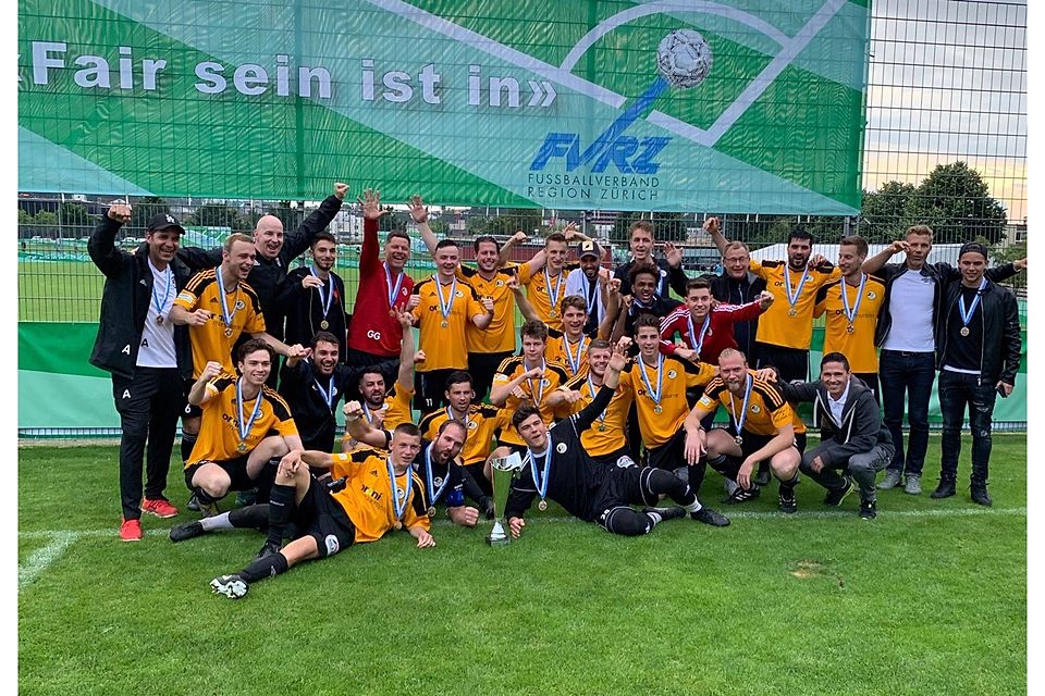 So sehen Sieger aus: Spieler und Staff des FC Wetzikon nach dem Cupfinal-Erfolg über die SV Schaffhausen.
