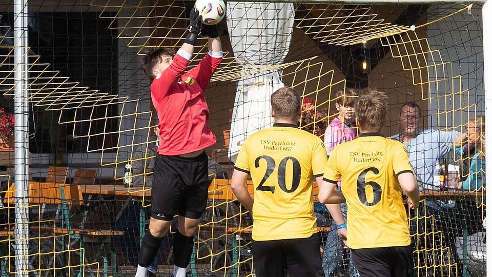 Wenig zu halten hatte Perchtings Torwart Fidel Hopfensperger. Nur einmal hatter er Glück, als ein Haunshofener Schuss von der Mittellinie aus an den Pfosten klatschte.