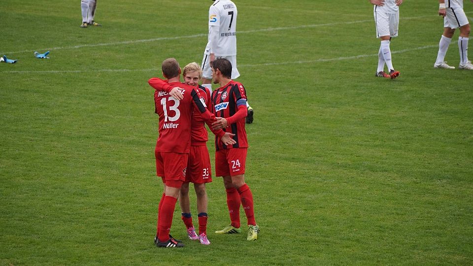 Die beiden &quot;Müllers&quot; unter sich. Mit seinem ersten Saisontor sicherte Bogdan Müller seiner Mannschaft einen Punkt gegen Hessen Kassel. Foto: Danny Galm